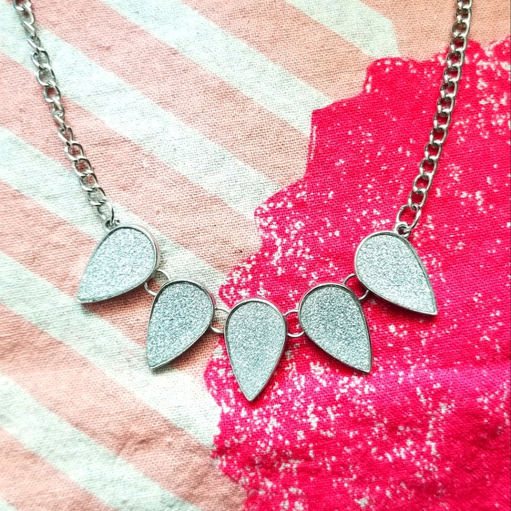 Sparling tear drop spikey nacklace!